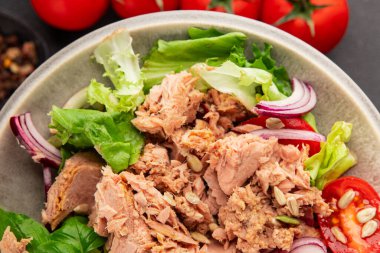 Ton balığı salatası, konserve balık, domates, yeşil yaprak salatası sebze, sebze, doğal ürünler, lezzetli atıştırmalıklar, lezzetli gurme yemek arkaplanı, masa üstünde, rustik üst görünüm, fotokopi alanı keto ve paleo diyeti, vejetaryen diyeti, pesseeter.