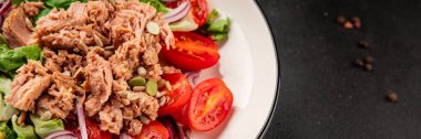 Ton balığı salatası, konserve balık, domates, yeşil yaprak salatası sebze, sebze, doğal ürünler, lezzetli atıştırmalıklar, lezzetli gurme yemek arkaplanı, masa üstünde, rustik üst görünüm, fotokopi alanı keto ve paleo diyeti, vejetaryen diyeti, pesseeter.