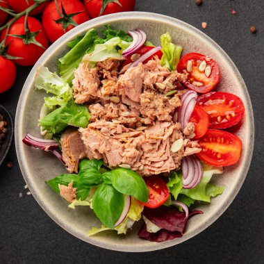 Ton balığı salatası, konserve balık, domates, yeşil yaprak salatası sebze, sebze, doğal ürünler, lezzetli atıştırmalıklar, lezzetli gurme yemek arkaplanı, masa üstünde, rustik üst görünüm, fotokopi alanı keto ve paleo diyeti, vejetaryen diyeti, pesseeter.