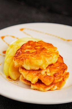 Elmalı gözleme, tatlı kahvaltı, meyve, doğal ürün, lezzetli yiyecek, lezzetli arka plan, masanın kırsal kesiminde, fotokopi alanı.