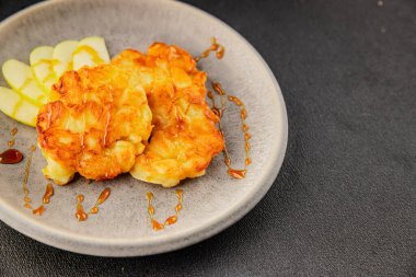 Elmalı gözleme, tatlı kahvaltı, meyve, doğal ürün, lezzetli yiyecek, lezzetli arka plan, masanın kırsal kesiminde, fotokopi alanı.