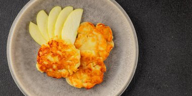 Elmalı gözleme, tatlı kahvaltı, meyve, doğal ürün, lezzetli yiyecek, lezzetli arka plan, masanın kırsal kesiminde, fotokopi alanı.