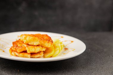 Elmalı gözleme, tatlı kahvaltı, meyve, doğal ürün, lezzetli yiyecek, lezzetli arka plan, masanın kırsal kesiminde, fotokopi alanı.