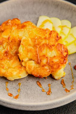 Elmalı gözleme, tatlı kahvaltı, meyve, doğal ürün, lezzetli yiyecek, lezzetli arka plan, masanın kırsal kesiminde, fotokopi alanı.