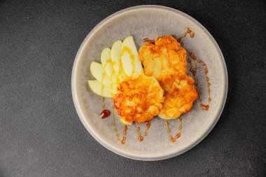 Elmalı gözleme, tatlı kahvaltı, meyve, doğal ürün, lezzetli yiyecek, lezzetli arka plan, masanın kırsal kesiminde, fotokopi alanı.