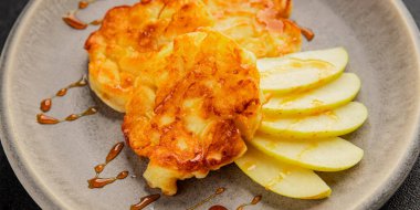 Elmalı gözleme, tatlı kahvaltı, meyve, doğal ürün, lezzetli yiyecek, lezzetli arka plan, masanın kırsal kesiminde, fotokopi alanı.