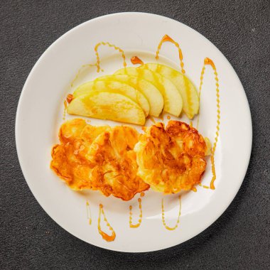 Elmalı gözleme, tatlı kahvaltı, meyve, doğal ürün, lezzetli yiyecek, lezzetli arka plan, masanın kırsal kesiminde, fotokopi alanı.