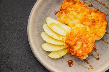 Elmalı gözleme, tatlı kahvaltı, meyve, doğal ürün, lezzetli yiyecek, lezzetli arka plan, masanın kırsal kesiminde, fotokopi alanı.