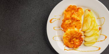 Elmalı gözleme, tatlı kahvaltı, meyve, doğal ürün, lezzetli yiyecek, lezzetli arka plan, masanın kırsal kesiminde, fotokopi alanı.