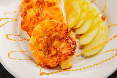 Elmalı gözleme, tatlı kahvaltı, meyve, doğal ürün, lezzetli yiyecek, lezzetli arka plan, masanın kırsal kesiminde, fotokopi alanı.