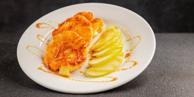 Elmalı gözleme, tatlı kahvaltı, meyve, doğal ürün, lezzetli yiyecek, lezzetli arka plan, masanın kırsal kesiminde, fotokopi alanı.