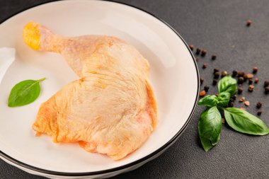 Tavuk budu çiğ taze çiftlik eti kümes hayvanları doğal ürünler lezzetli çerezler lezzetli gurme yemek arka planı masanın kırsal kesiminde fotokopi alanı