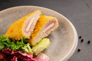 Cordon bleu pirzolası et yemeği Fransız mutfağı sebze, doğal ürün lezzetli aperatif lezzetli gurme yemek arka planı masanın kırsal kesiminde fotokopi alanı.