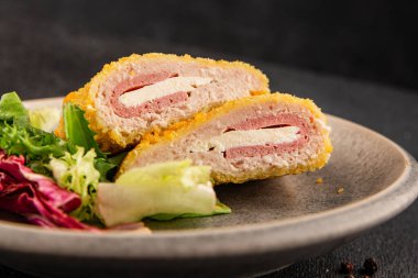 Cordon bleu pirzolası et yemeği Fransız mutfağı sebze, doğal ürün lezzetli aperatif lezzetli gurme yemek arka planı masanın kırsal kesiminde fotokopi alanı.