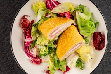 Cordon bleu pirzolası et yemeği Fransız mutfağı sebze, doğal ürün lezzetli aperatif lezzetli gurme yemek arka planı masanın kırsal kesiminde fotokopi alanı.