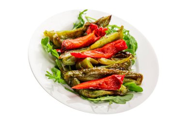 Izgara biber salatası kızarmış sebze bbq yemek lezzetli aperatif lezzetli gurme yemek arkaplan masa rustik gıda üst görünüm fotokopi alanı keto ve paleo diyet vegan ve vejetaryen gıda