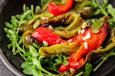 Izgara biber salatası kızarmış sebze bbq yemek lezzetli aperatif lezzetli gurme yemek arkaplan masa rustik gıda üst görünüm fotokopi alanı keto ve paleo diyet vegan ve vejetaryen gıda