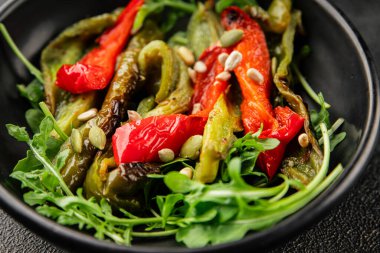 Izgara biber salatası kızarmış sebze bbq yemek lezzetli aperatif lezzetli gurme yemek arkaplan masa rustik gıda üst görünüm fotokopi alanı keto ve paleo diyet vegan ve vejetaryen gıda