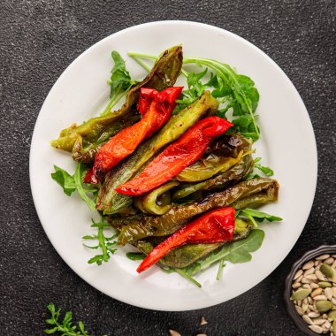 Izgara biber salatası kızarmış sebze bbq yemek lezzetli aperatif lezzetli gurme yemek arkaplan masa rustik gıda üst görünüm fotokopi alanı keto ve paleo diyet vegan ve vejetaryen gıda