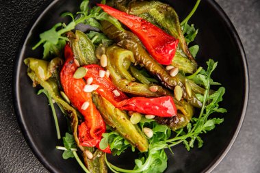 Izgara biber salatası kızarmış sebze bbq yemek lezzetli aperatif lezzetli gurme yemek arkaplan masa rustik gıda üst görünüm fotokopi alanı keto ve paleo diyet vegan ve vejetaryen gıda