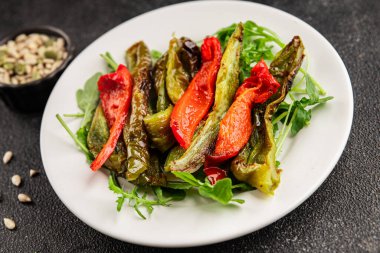 Izgara biber salatası kızarmış sebze bbq yemek lezzetli aperatif lezzetli gurme yemek arkaplan masa rustik gıda üst görünüm fotokopi alanı keto ve paleo diyet vegan ve vejetaryen gıda
