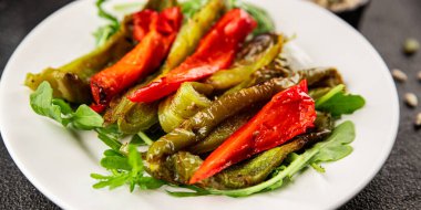 Izgara biber salatası kızarmış sebze bbq yemek lezzetli aperatif lezzetli gurme yemek arkaplan masa rustik gıda üst görünüm fotokopi alanı keto ve paleo diyet vegan ve vejetaryen gıda