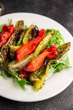 Izgara biber salatası kızarmış sebze bbq yemek lezzetli aperatif lezzetli gurme yemek arkaplan masa rustik gıda üst görünüm fotokopi alanı keto ve paleo diyet vegan ve vejetaryen gıda