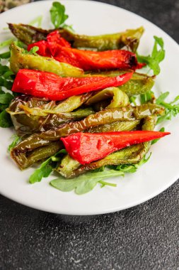 Izgara biber salatası kızarmış sebze bbq yemek lezzetli aperatif lezzetli gurme yemek arkaplan masa rustik gıda üst görünüm fotokopi alanı keto ve paleo diyet vegan ve vejetaryen gıda