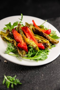 Izgara biber salatası kızarmış sebze bbq yemek lezzetli aperatif lezzetli gurme yemek arkaplan masa rustik gıda üst görünüm fotokopi alanı keto ve paleo diyet vegan ve vejetaryen gıda