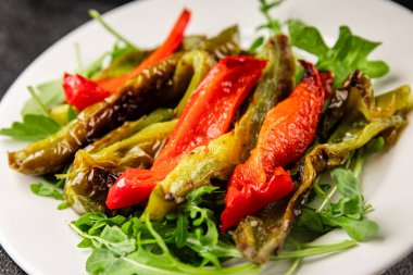 Izgara biber salatası kızarmış sebze bbq yemek lezzetli aperatif lezzetli gurme yemek arkaplan masa rustik gıda üst görünüm fotokopi alanı keto ve paleo diyet vegan ve vejetaryen gıda