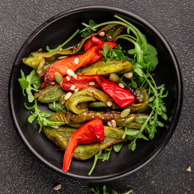Izgara biber salatası kızarmış sebze bbq yemek lezzetli aperatif lezzetli gurme yemek arkaplan masa rustik gıda üst görünüm fotokopi alanı keto ve paleo diyet vegan ve vejetaryen gıda