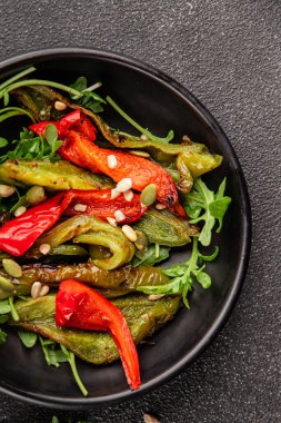 Izgara biber salatası kızarmış sebze bbq yemek lezzetli aperatif lezzetli gurme yemek arkaplan masa rustik gıda üst görünüm fotokopi alanı keto ve paleo diyet vegan ve vejetaryen gıda