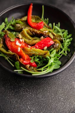 Izgara biber salatası kızarmış sebze bbq yemek lezzetli aperatif lezzetli gurme yemek arkaplan masa rustik gıda üst görünüm fotokopi alanı keto ve paleo diyet vegan ve vejetaryen gıda