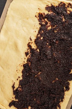 Çiğ haşhaşlı çörekler çiğ hamur hamuru tatlı tatlı tatlı tatlı çerezler lezzetli gurme yemek arka planı masanın kırsal kesiminde fotokopi alanı.