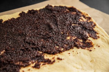 Çiğ haşhaşlı çörekler çiğ hamur hamuru tatlı tatlı tatlı tatlı çerezler lezzetli gurme yemek arka planı masanın kırsal kesiminde fotokopi alanı.