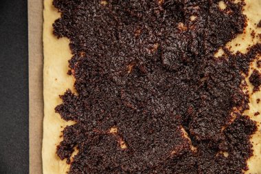 Çiğ haşhaşlı çörekler çiğ hamur hamuru tatlı tatlı tatlı tatlı çerezler lezzetli gurme yemek arka planı masanın kırsal kesiminde fotokopi alanı.