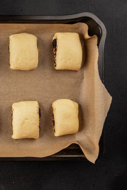 Çiğ haşhaşlı çörekler çiğ hamur hamuru tatlı tatlı tatlı tatlı çerezler lezzetli gurme yemek arka planı masanın kırsal kesiminde fotokopi alanı.