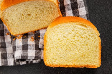 Brioche ekmeği fırın pastasını dilimliyor. Doğal ürün. Lezzetli atıştırmalıklar.