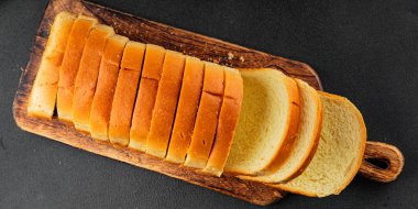 Brioche ekmeği fırın pastasını dilimliyor. Doğal ürün. Lezzetli atıştırmalıklar.