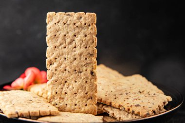 Kraker tam tahıllı sağlıklı yiyecekler buğday kurabiyeleri lezzetli çerezler taze lezzetli gurme yemek arkaplanı masanın kırsal kesiminde fotokopi alanı