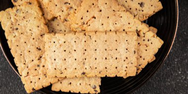 Kraker tam tahıllı sağlıklı yiyecekler buğday kurabiyeleri lezzetli çerezler taze lezzetli gurme yemek arkaplanı masanın kırsal kesiminde fotokopi alanı