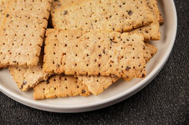 Kraker tam tahıllı sağlıklı yiyecekler buğday kurabiyeleri lezzetli çerezler taze lezzetli gurme yemek arkaplanı masanın kırsal kesiminde fotokopi alanı