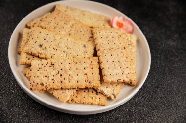 Kraker tam tahıllı sağlıklı yiyecekler buğday kurabiyeleri lezzetli çerezler taze lezzetli gurme yemek arkaplanı masanın kırsal kesiminde fotokopi alanı