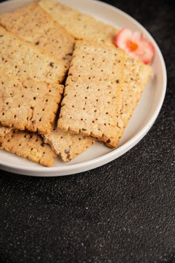 Kraker tam tahıllı sağlıklı yiyecekler buğday kurabiyeleri lezzetli çerezler taze lezzetli gurme yemek arkaplanı masanın kırsal kesiminde fotokopi alanı