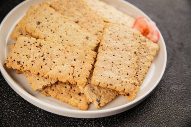 Kraker tam tahıllı sağlıklı yiyecekler buğday kurabiyeleri lezzetli çerezler taze lezzetli gurme yemek arkaplanı masanın kırsal kesiminde fotokopi alanı