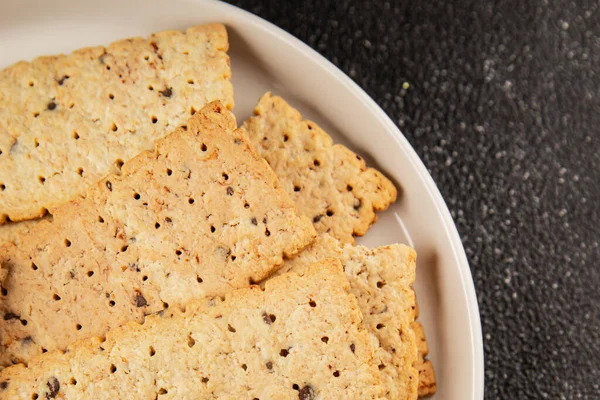 Kraker tam tahıllı sağlıklı yiyecekler buğday kurabiyeleri lezzetli çerezler taze lezzetli gurme yemek arkaplanı masanın kırsal kesiminde fotokopi alanı