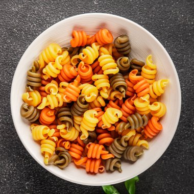 makarna trottole üç renkli makarna sarmalı bükülmüş İtalyan yemeği lezzetli çerez lezzetli gurme yemek arkaplan masa üzerinde rustik üst görünüm fotokopi alanı vegan ve vejetaryen gıda