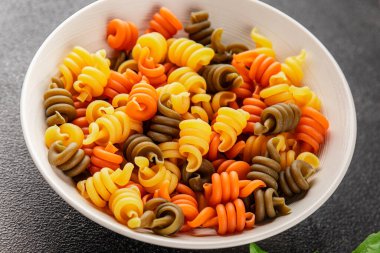 makarna trottole üç renkli makarna sarmalı bükülmüş İtalyan yemeği lezzetli çerez lezzetli gurme yemek arkaplan masa üzerinde rustik üst görünüm fotokopi alanı vegan ve vejetaryen gıda