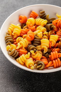 makarna trottole üç renkli makarna sarmalı bükülmüş İtalyan yemeği lezzetli çerez lezzetli gurme yemek arkaplan masa üzerinde rustik üst görünüm fotokopi alanı vegan ve vejetaryen gıda