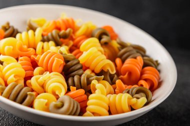 makarna trottole üç renkli makarna sarmalı bükülmüş İtalyan yemeği lezzetli çerez lezzetli gurme yemek arkaplan masa üzerinde rustik üst görünüm fotokopi alanı vegan ve vejetaryen gıda